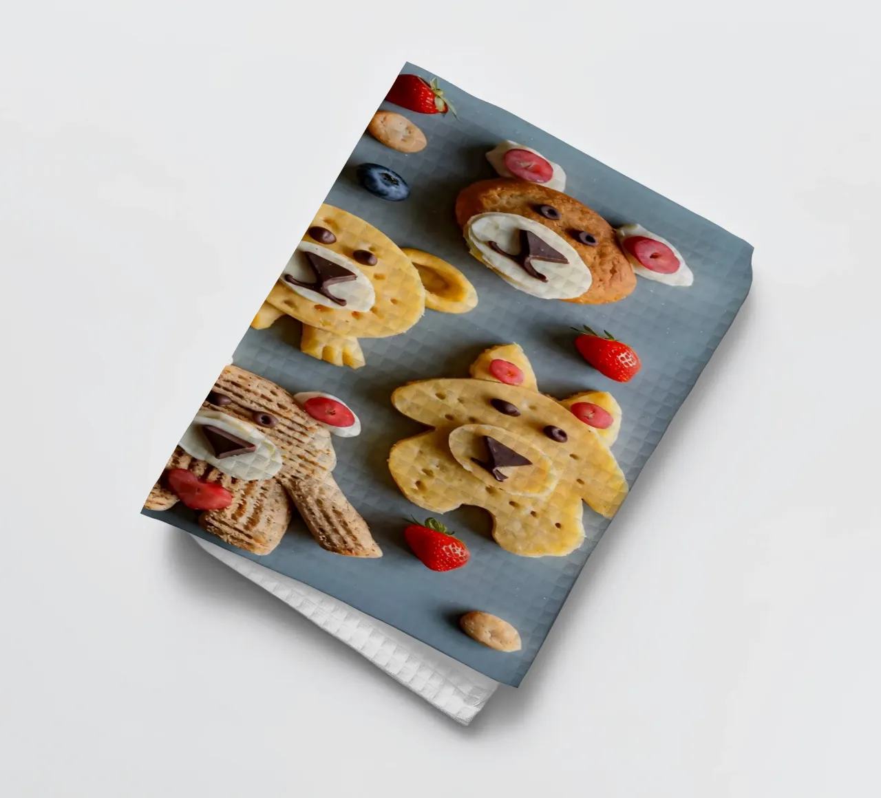 Creatieve koekjes met beerthema, versierd met fruit en chocolade theedoek van DesignDoodle