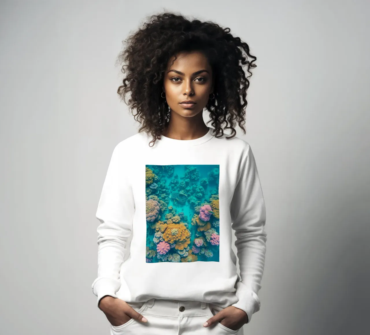 Ein farbenfrohes Korallenriff wimmelt von Meereslebewesen in klarem Wasser Sweatshirt von DesignDoodle