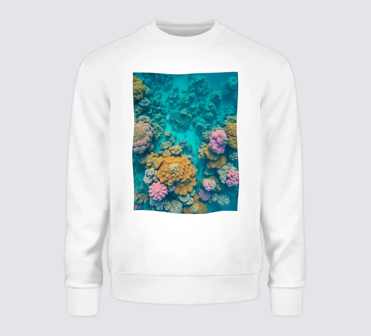 Ein farbenfrohes Korallenriff wimmelt von Meereslebewesen in klarem Wasser Sweatshirt von DesignDoodle