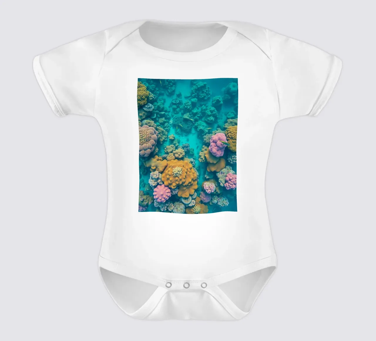 Ein farbenfrohes Korallenriff wimmelt von Meereslebewesen in klarem Wasser Kurzarm Babybody von DesignDoodle
