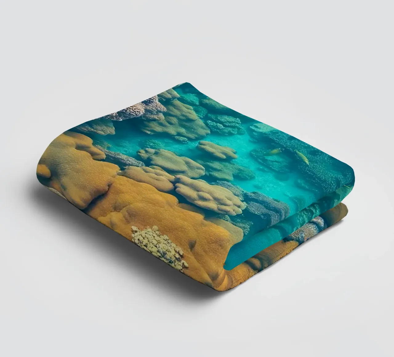 Kleurrijk koraalrif wemelt van zeeleven in helder water badhanddoek van DesignDoodle