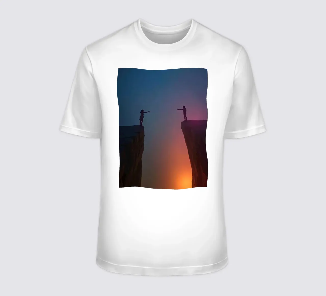 Deux personnes se tendant la main à travers un gouffre t-shirt de DesignDoodle