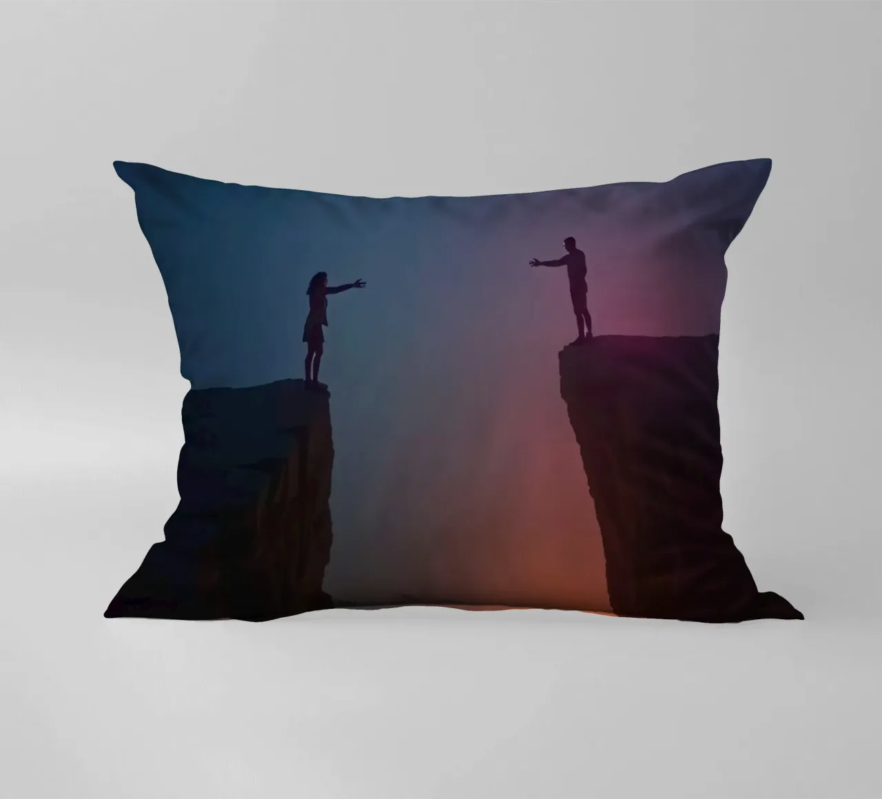 Due persone che si tendono la mano attraverso un abisso cuscino da DesignDoodle