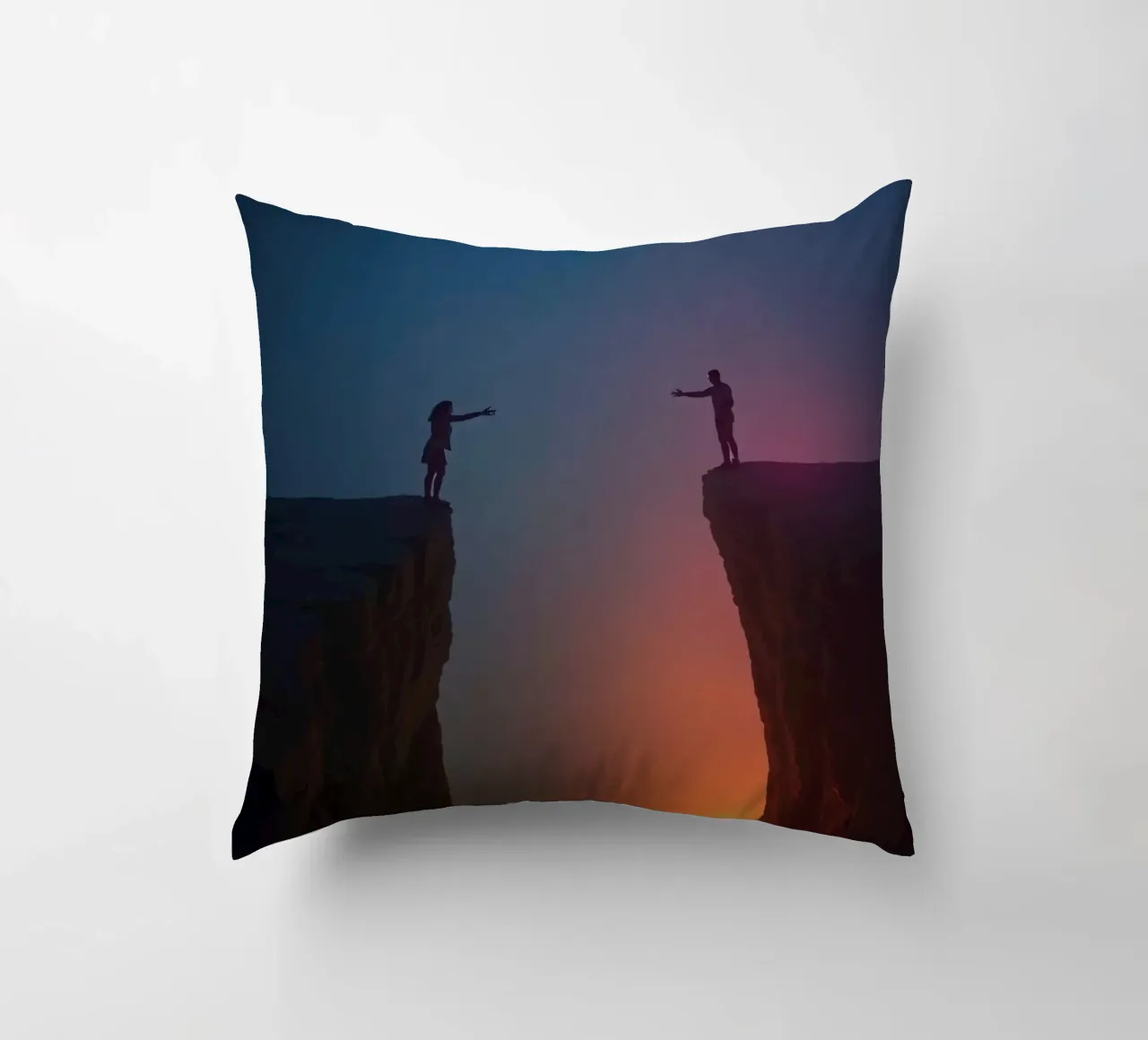 Due persone che si tendono la mano attraverso un abisso cuscino da DesignDoodle