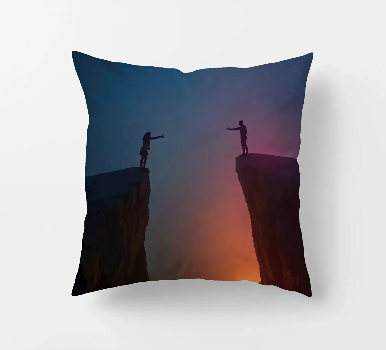 Due persone che si tendono la mano attraverso un abisso cuscino da DesignDoodle