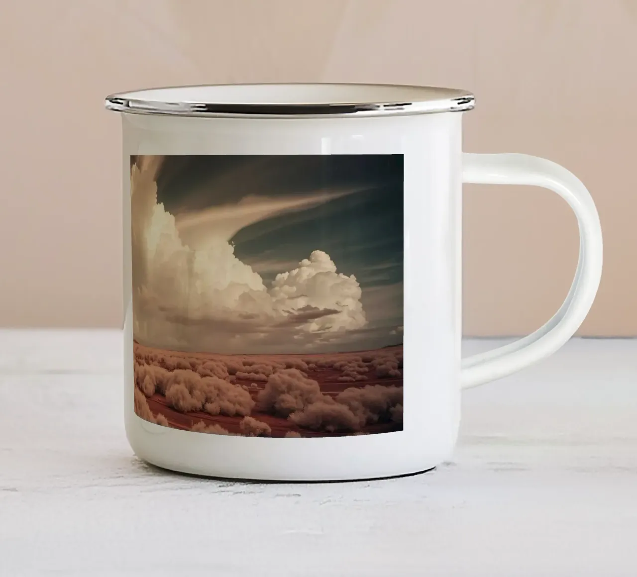 Un vasto paesaggio desertico con nuvole e foreste selvagge tazza in smalto da DesignDoodle
