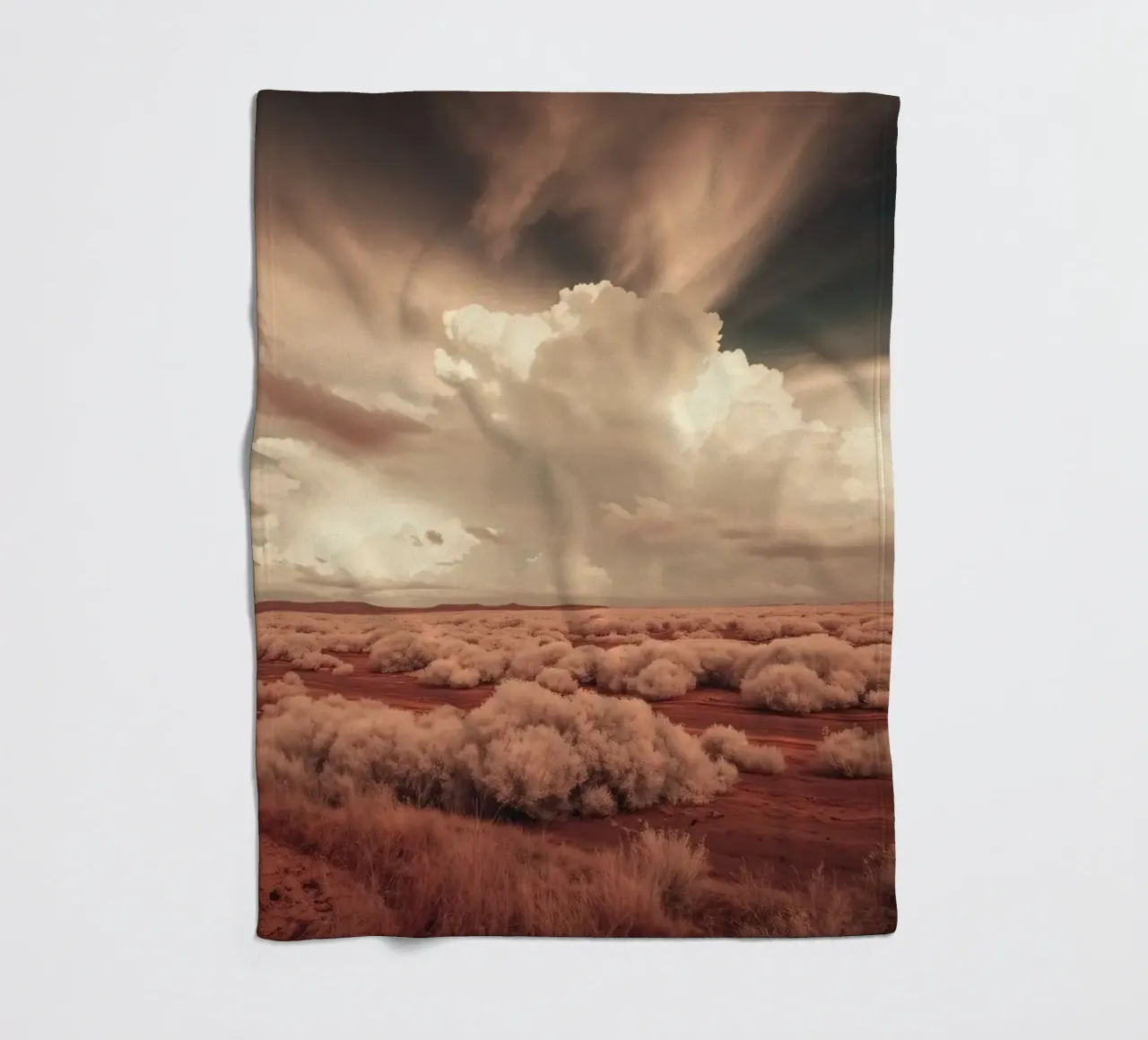 Un vasto paesaggio desertico con nuvole e foreste selvagge coperta in pile da DesignDoodle