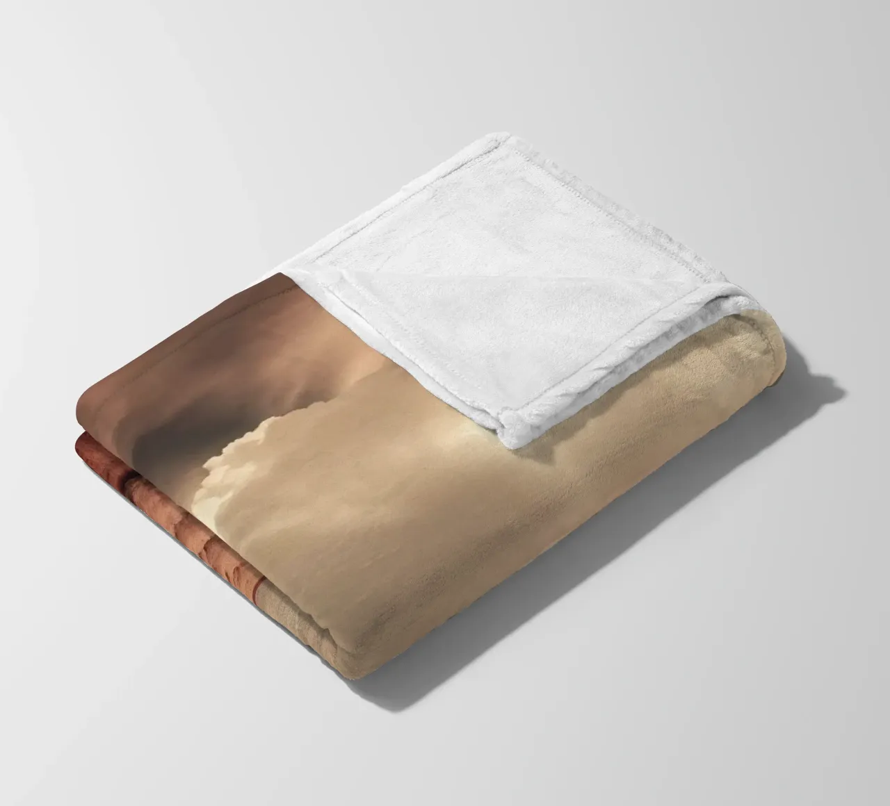 Un vasto paesaggio desertico con nuvole e foreste selvagge coperta in pile da DesignDoodle