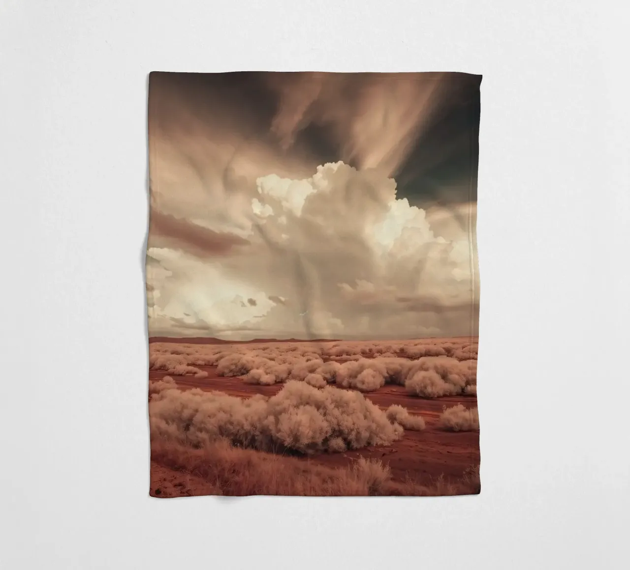 Un vasto paesaggio desertico con nuvole e foreste selvagge coperta in pile da DesignDoodle