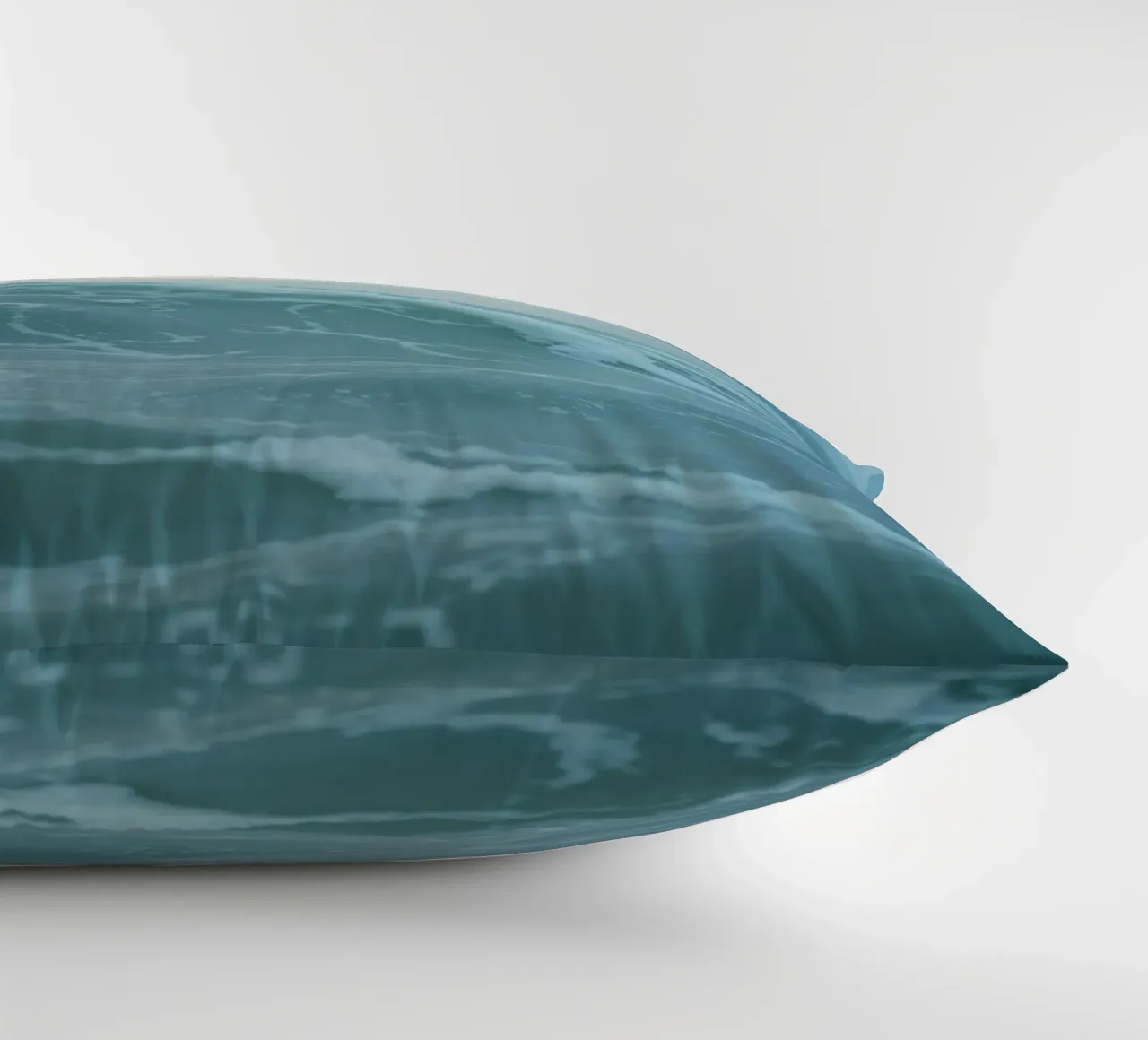 Le onde si infrangono sulla riva sotto le nuvole scure del crepuscolo cuscino da DesignDoodle