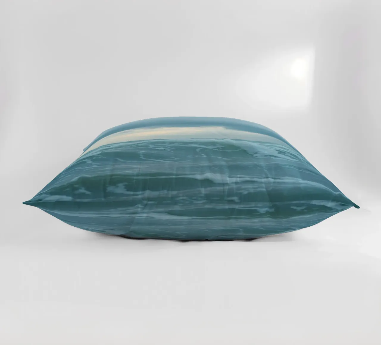 Le onde si infrangono sulla riva sotto le nuvole scure del crepuscolo cuscino da DesignDoodle