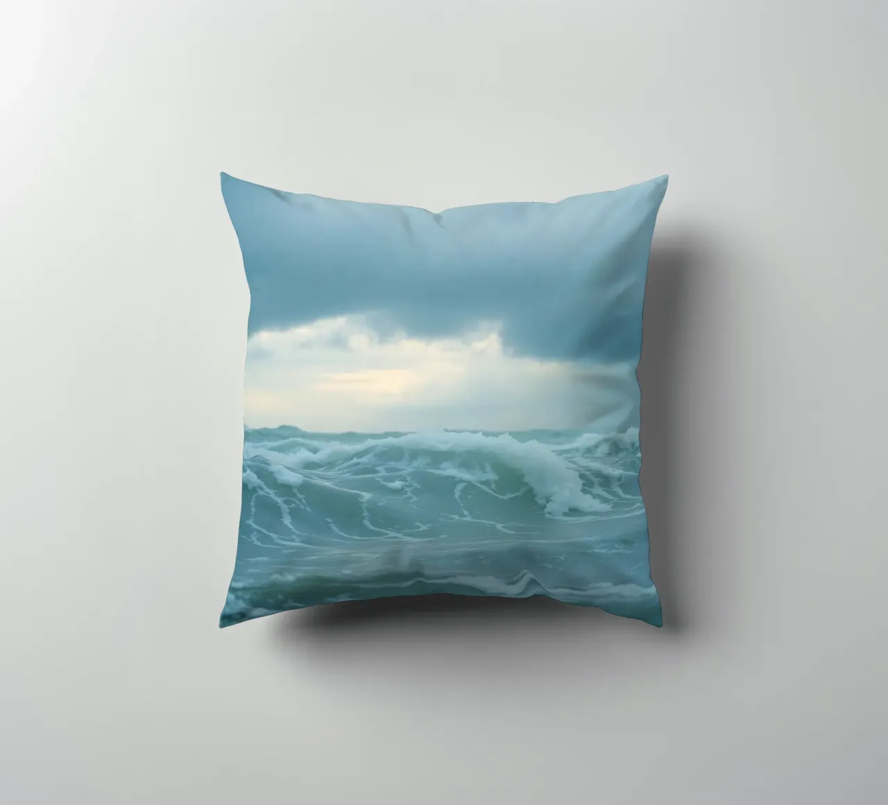 Le onde si infrangono sulla riva sotto le nuvole scure del crepuscolo cuscino da DesignDoodle