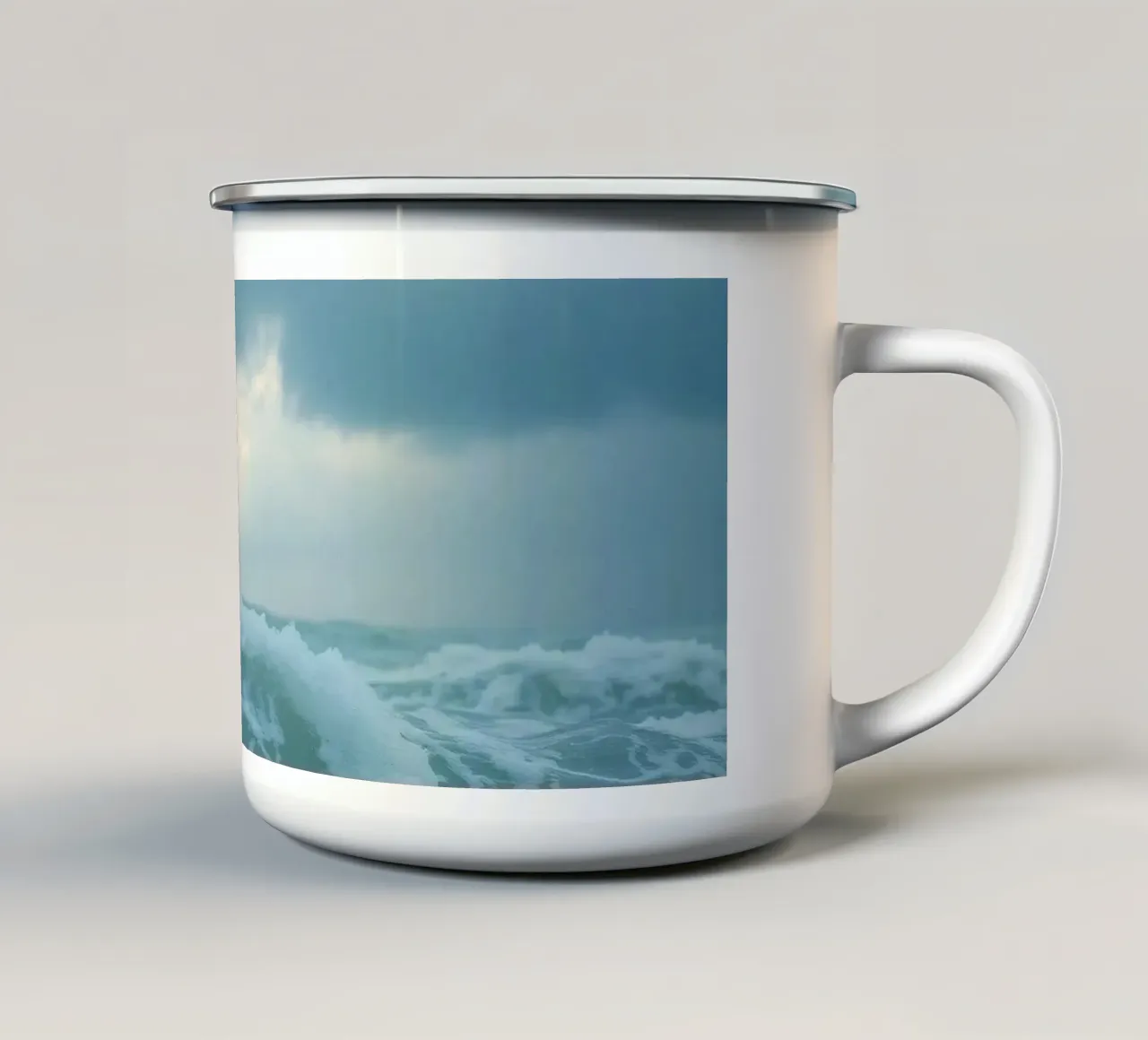 Le onde si infrangono sulla riva sotto le nuvole scure del crepuscolo tazza in smalto da DesignDoodle