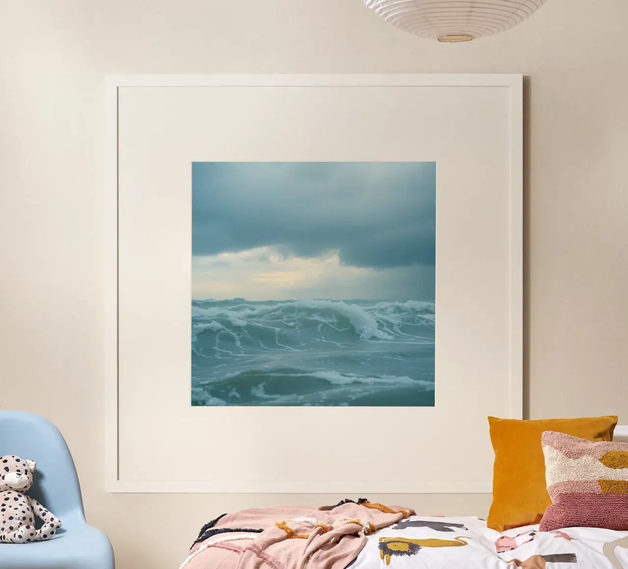 Le onde si infrangono sulla riva sotto le nuvole scure del crepuscolo poster da DesignDoodle