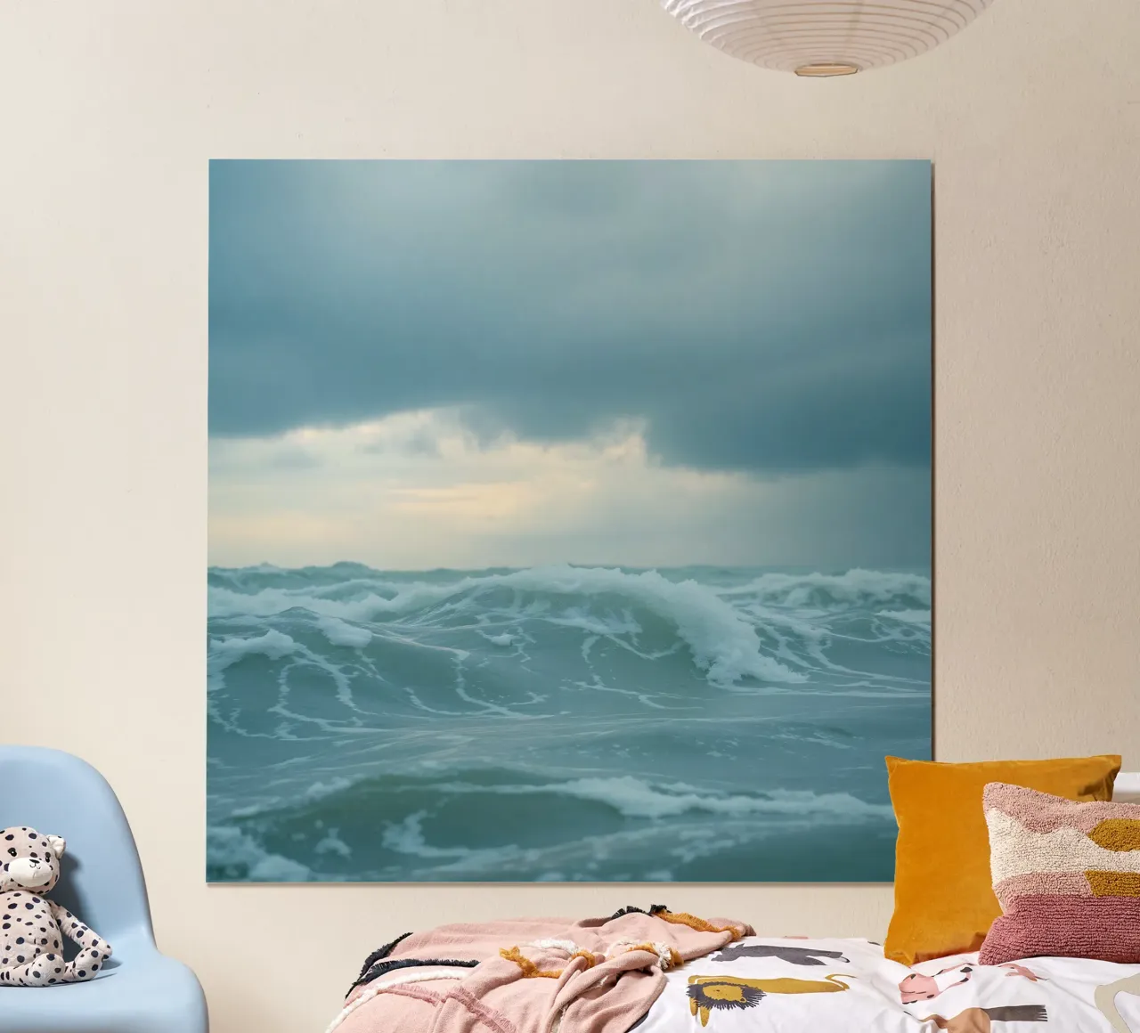 Le onde si infrangono sulla riva sotto le nuvole scure del crepuscolo poster da DesignDoodle