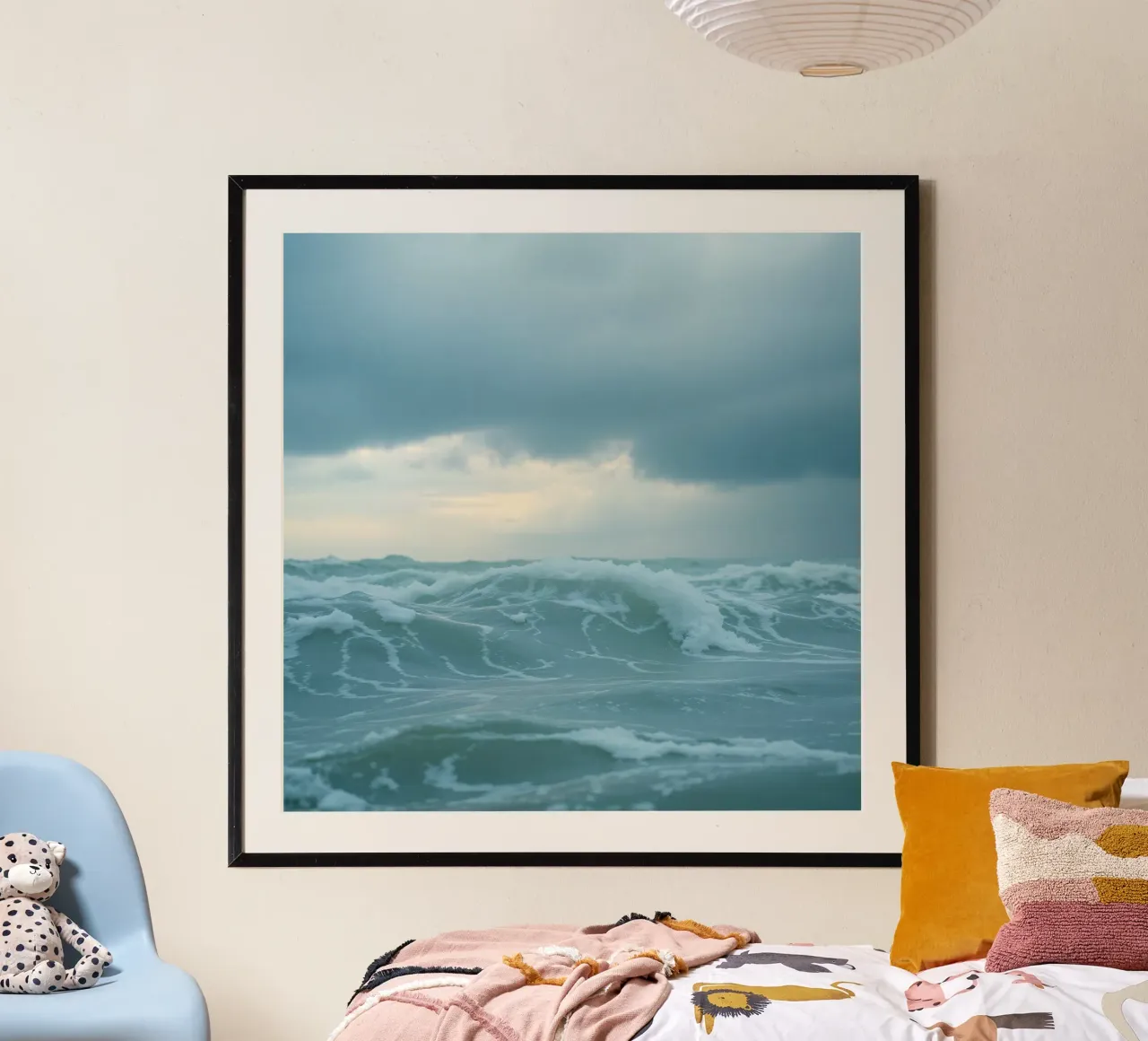 Le onde si infrangono sulla riva sotto le nuvole scure del crepuscolo poster da DesignDoodle