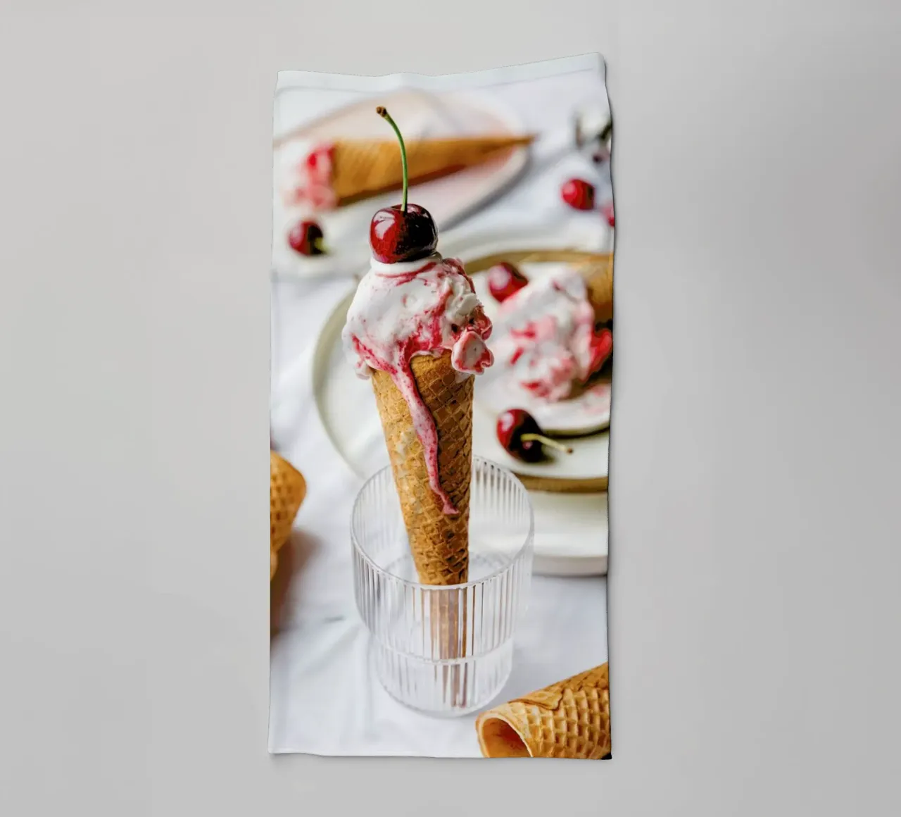 Kirsch Eis towel by Eat this
