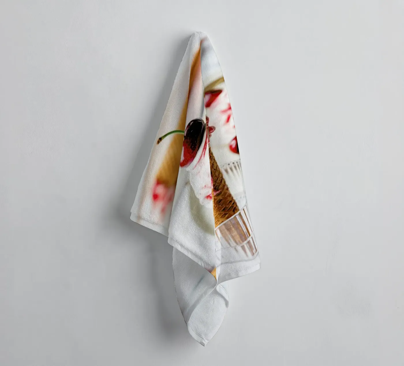 Kirsch Eis towel by Eat this