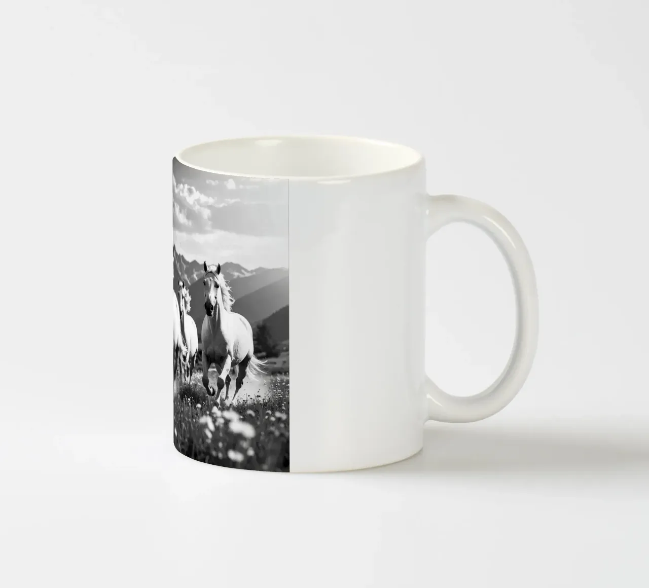 QUATRE CHEVAUX QUI GALOPENT. Noir et blanc tazza in ceramica da Thierry vobmann photography