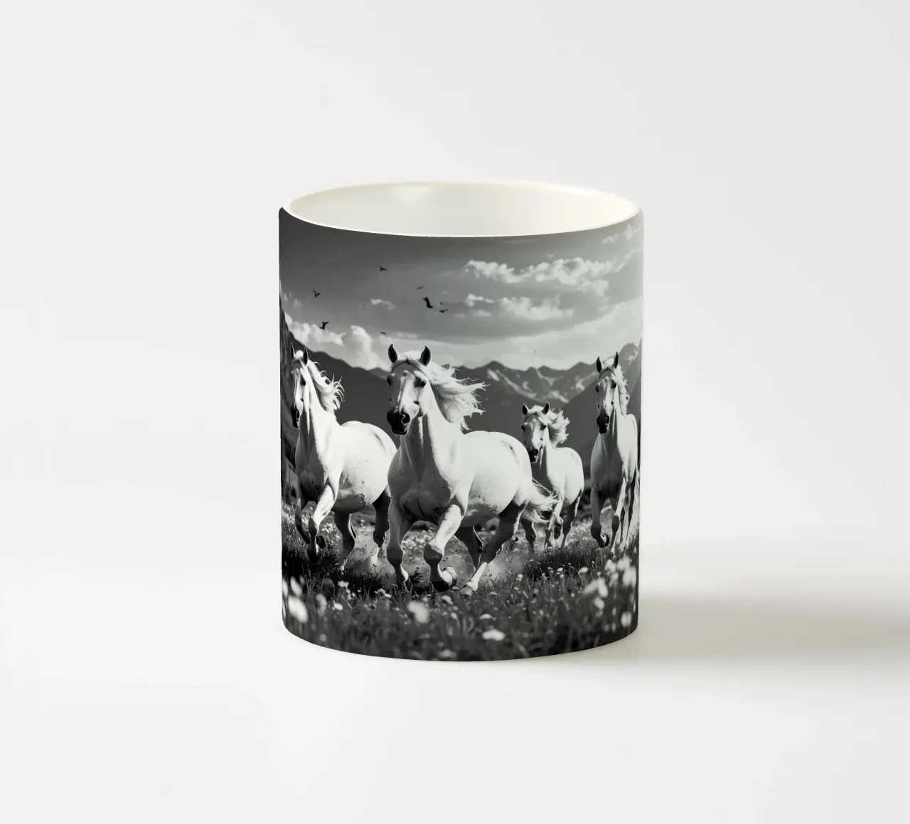 QUATRE CHEVAUX QUI GALOPENT. Noir et blanc tazza in ceramica da Thierry vobmann photography