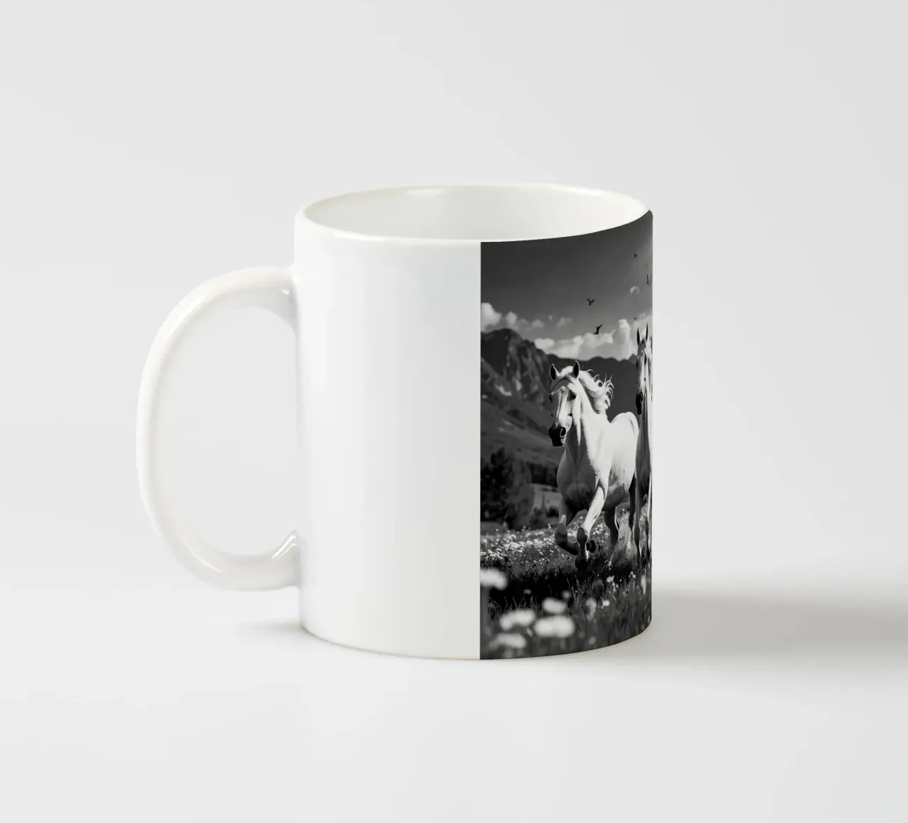 QUATRE CHEVAUX QUI GALOPENT. Noir et blanc tazza in ceramica da Thierry vobmann photography