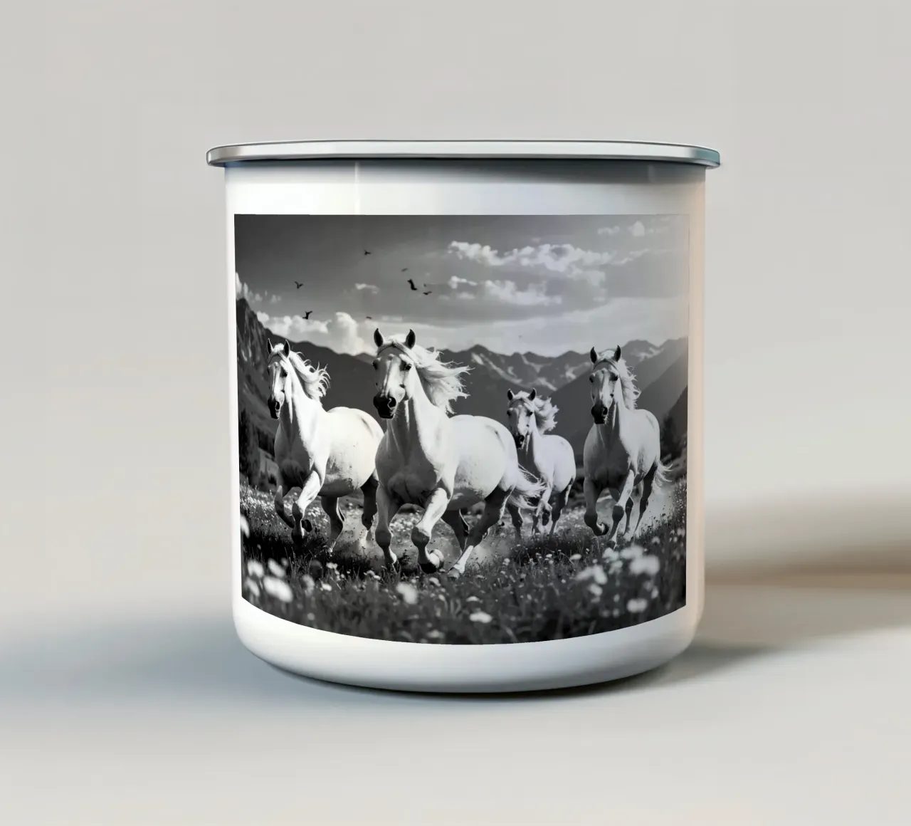 QUATRE CHEVAUX QUI GALOPENT. Noir et blanc emaille mok van Thierry vobmann photography