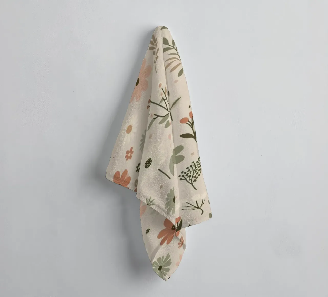 Flüsternde Blüten Handtuch von Botanical Pattern House