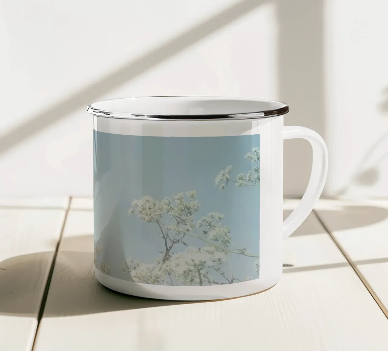 Fiori astratti tazza in smalto da Cassia Beck Photography