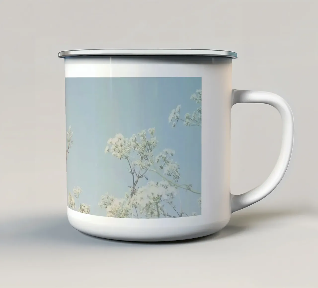 Fiori astratti tazza in smalto da Cassia Beck Photography