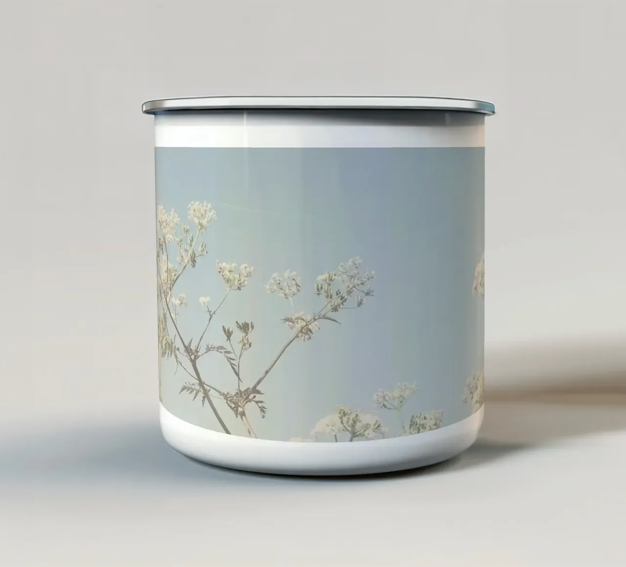 Fiori astratti tazza in smalto da Cassia Beck Photography