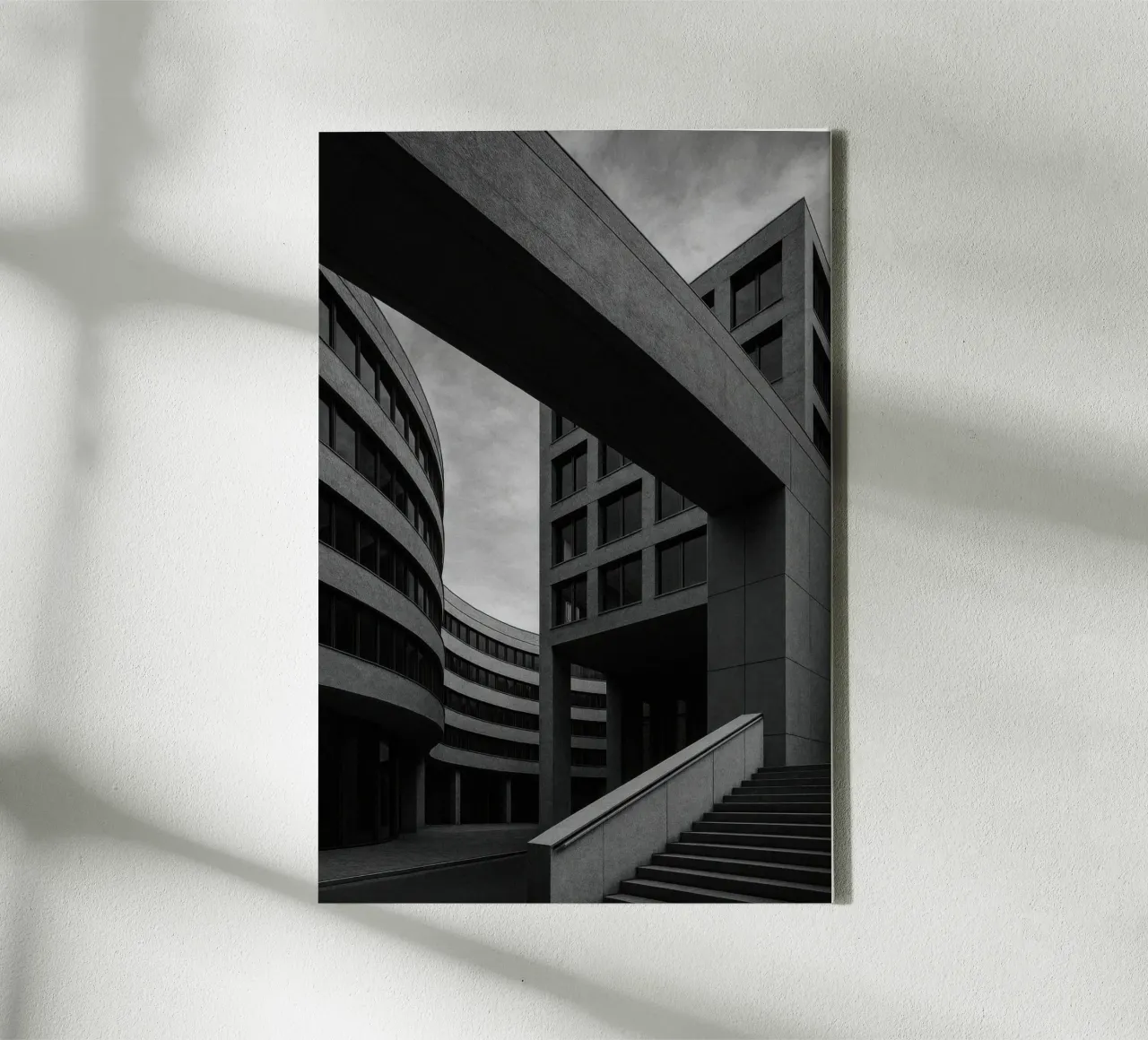 Berlino - Geometria urbana e brutalismo in tensione tela con Cornice a cassetta da Black & White