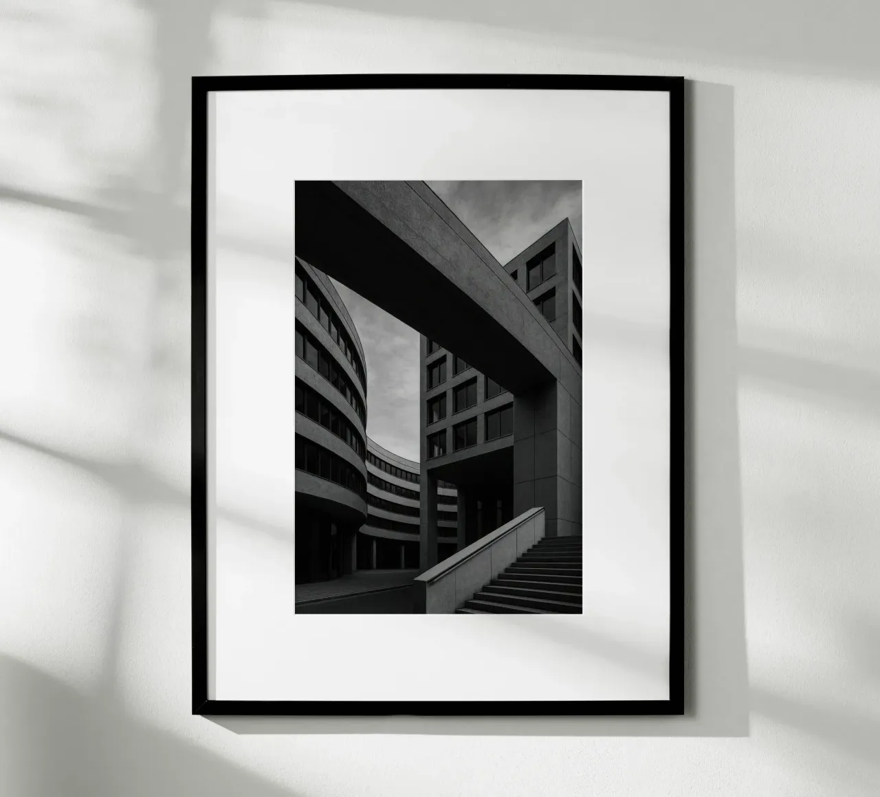 Berlijn - Stedelijke geometrie en brutalisme in spanning poster met aluminium frame van Black & White