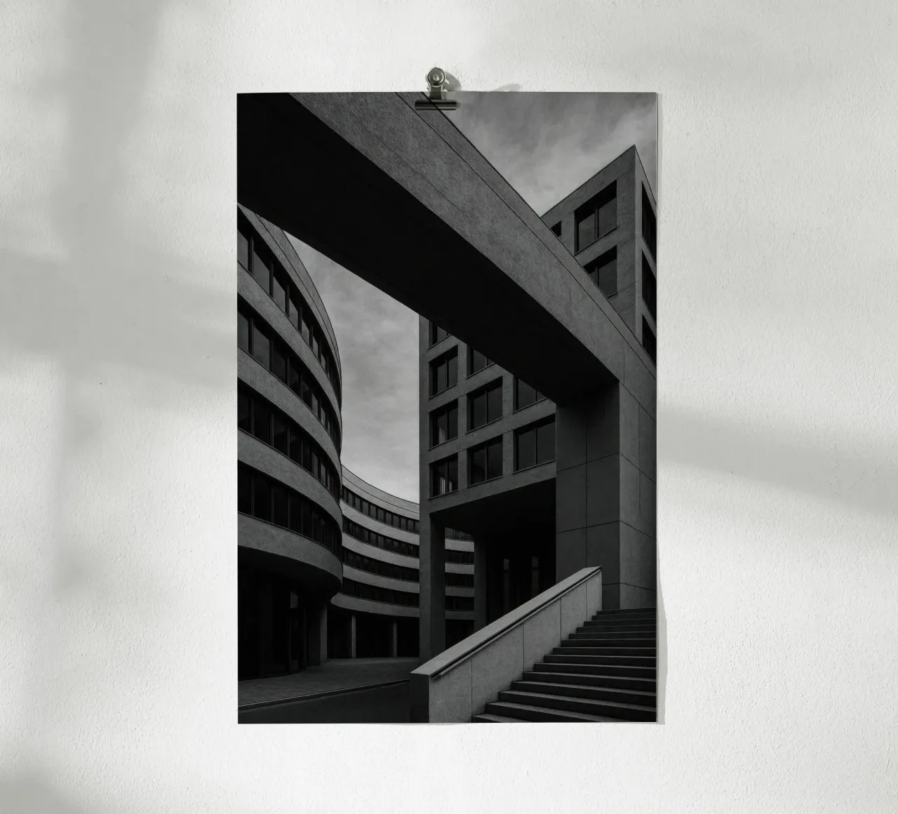 Berlijn - Stedelijke geometrie en brutalisme in spanning poster met aluminium frame van Black & White