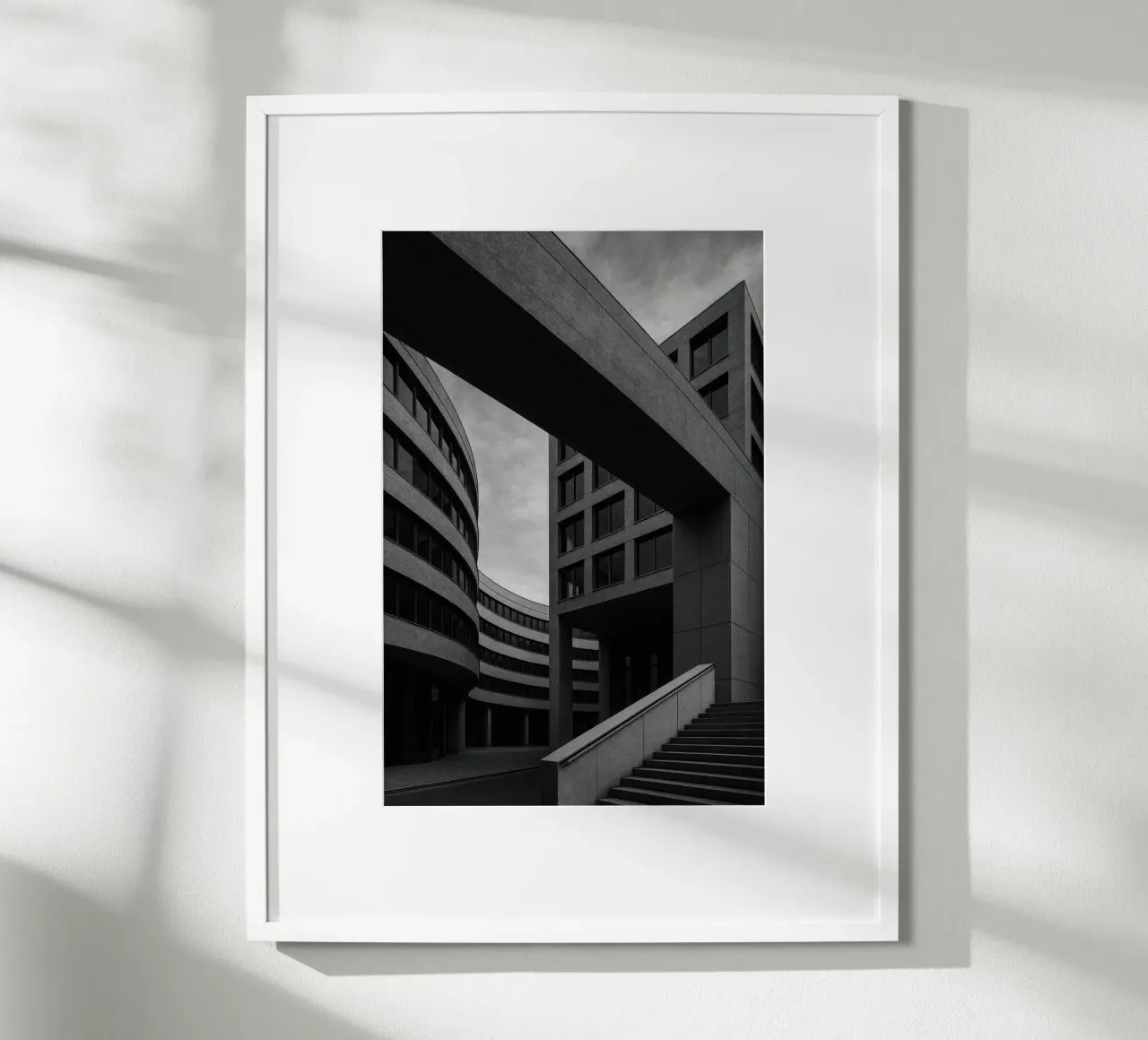 Berlijn - Stedelijke geometrie en brutalisme in spanning poster met aluminium frame van Black & White