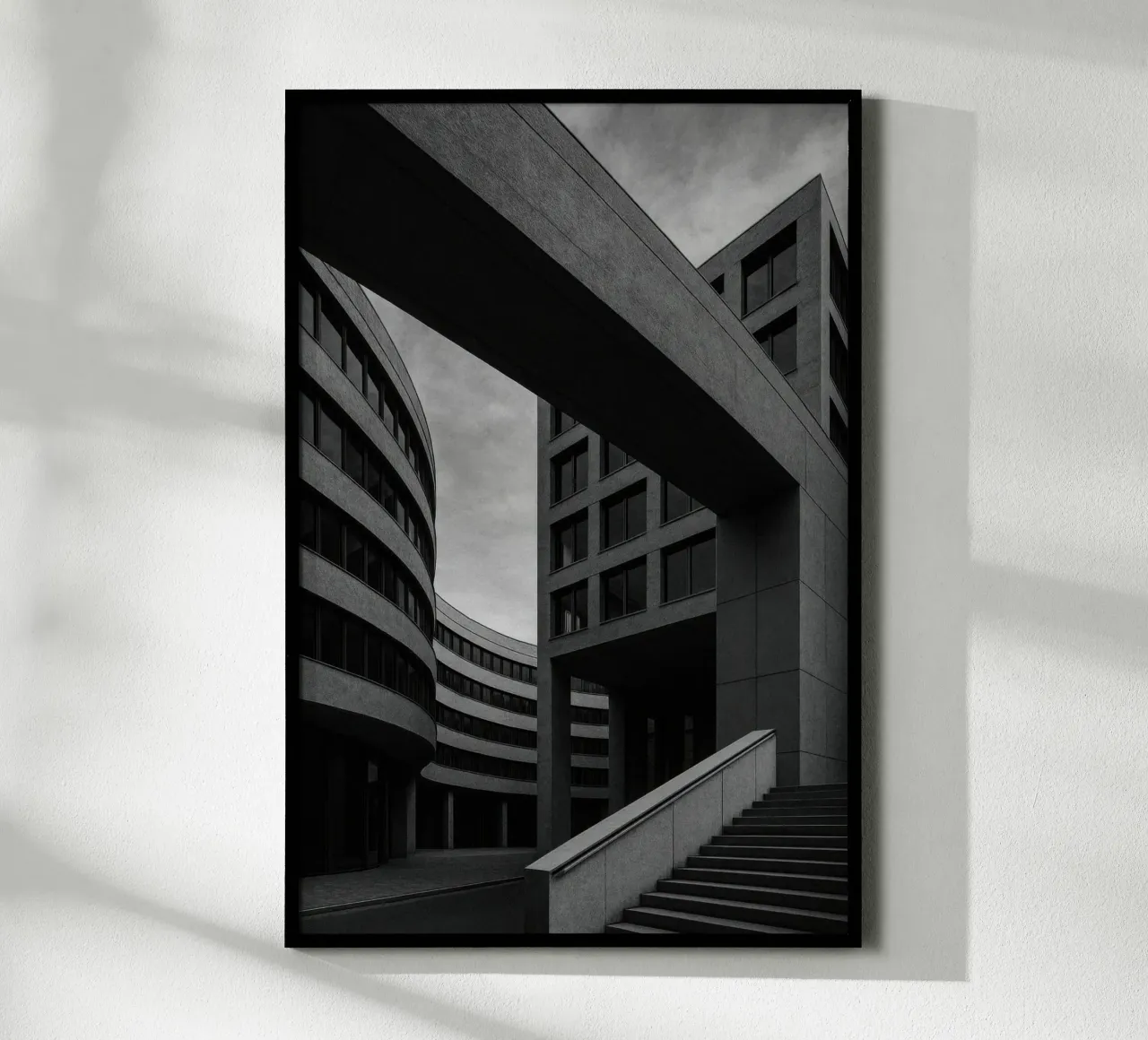 Berlijn - Stedelijke geometrie en brutalisme in spanning poster met aluminium frame van Black & White