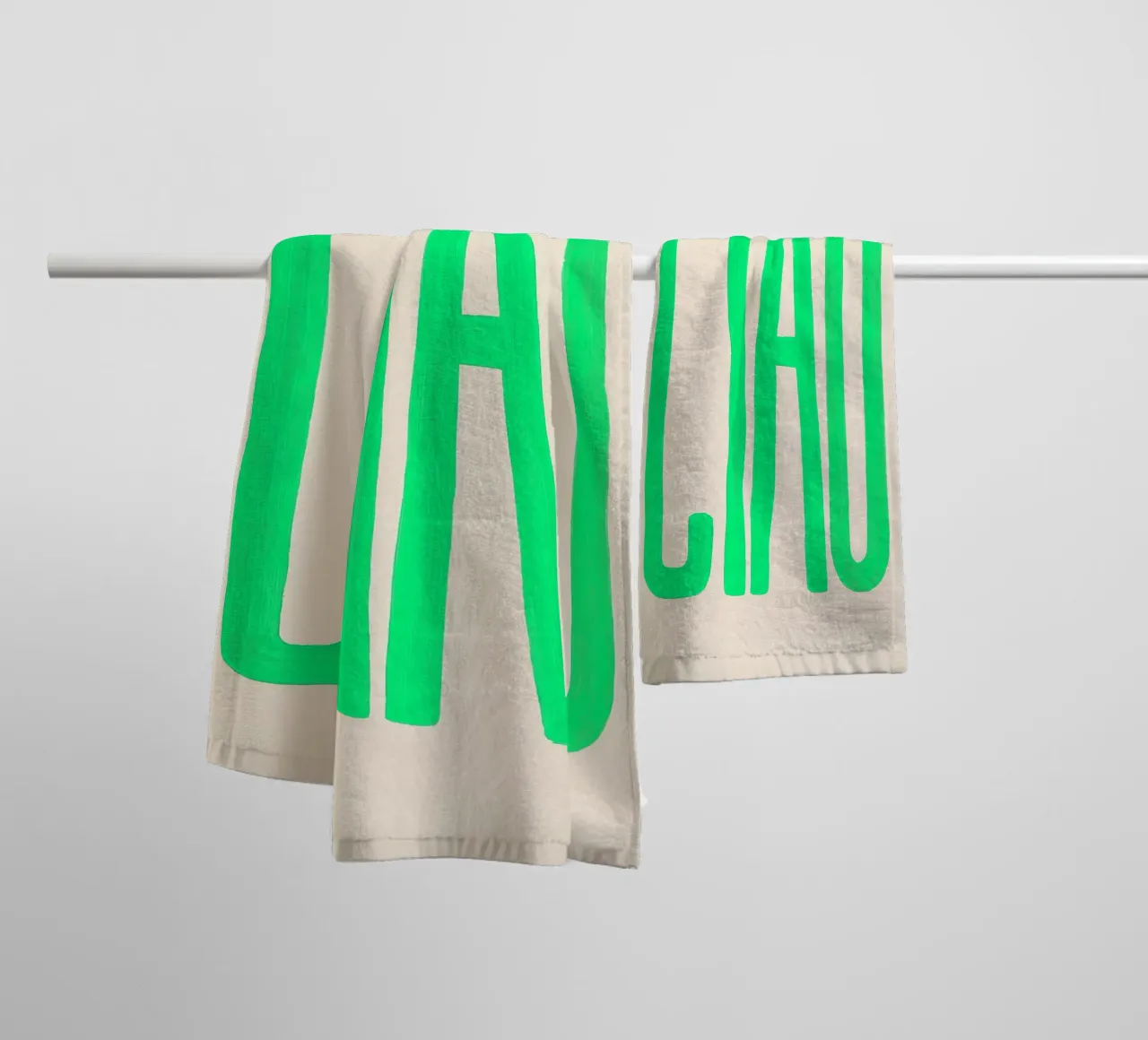 CIAO, mais en néon serviette de bain de QuooodZ by MooodzArt