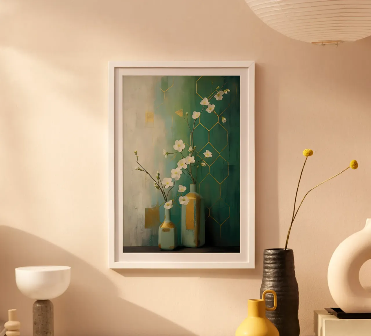 Nature morte avec fleurs blanches et fond vert poster avec cadre en bois de Imagine