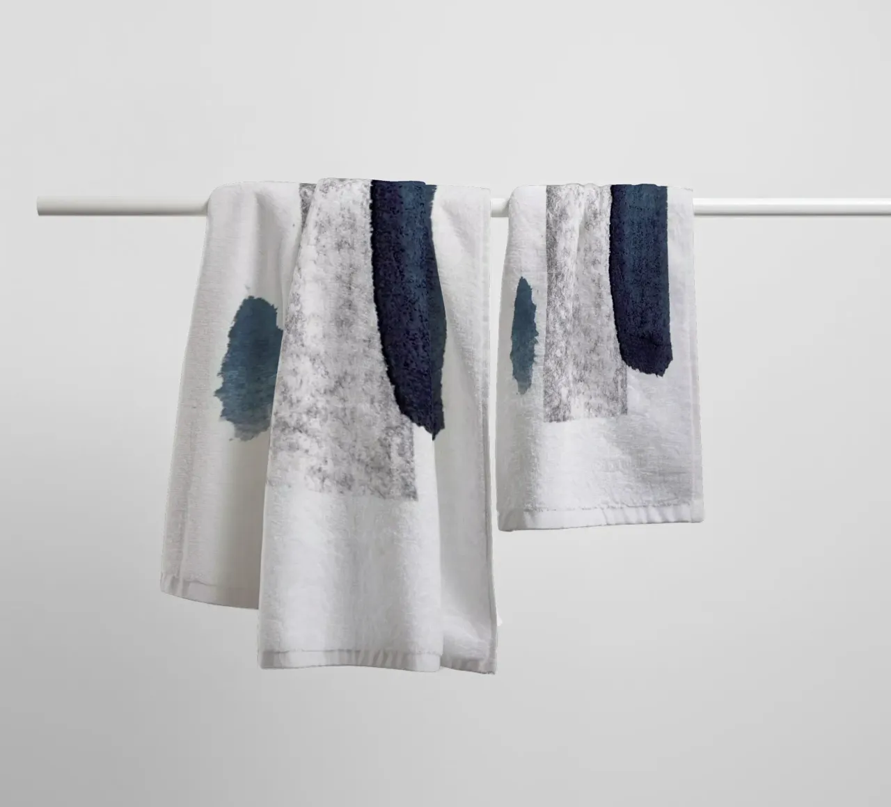 Minimal Abstract Aquarelle And Charcoal asciugamano da bagno da Studio Nahili