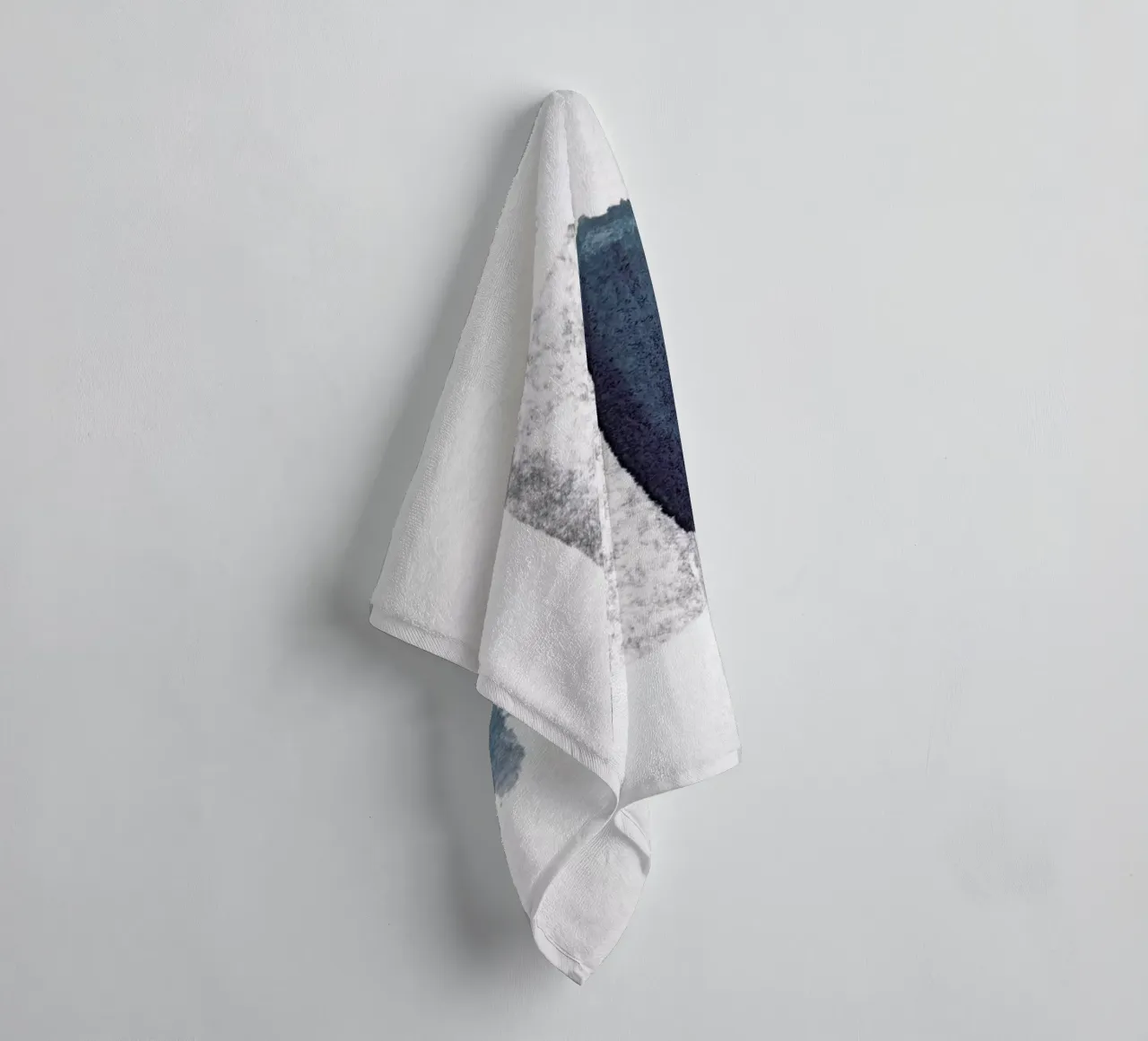 Minimal Abstract Aquarelle And Charcoal asciugamano da bagno da Studio Nahili