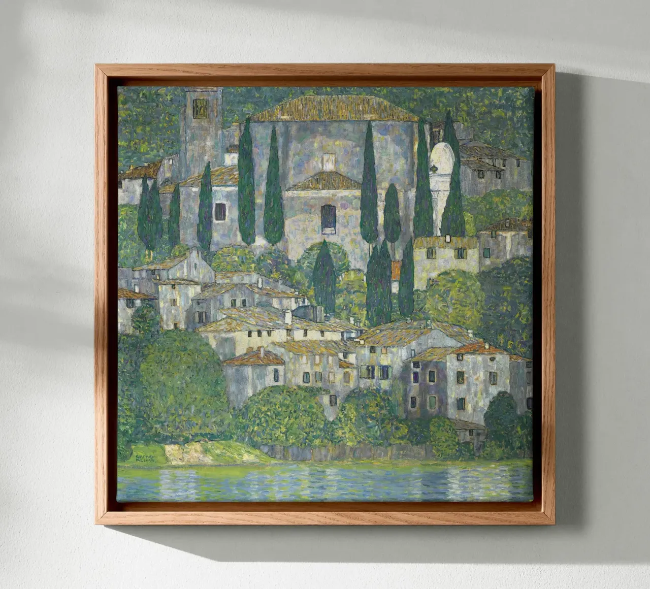 Klimts "Kerk in Cassone" - Pointillistisch, Landschap, Italië canvas met Baklijst van ClubArt