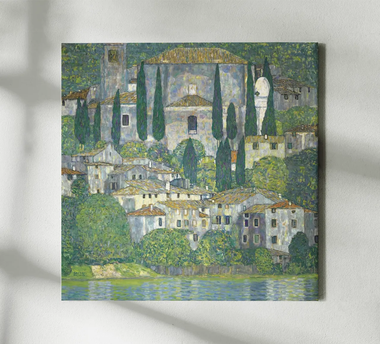 Klimts "Kerk in Cassone" - Pointillistisch, Landschap, Italië canvas met Baklijst van ClubArt