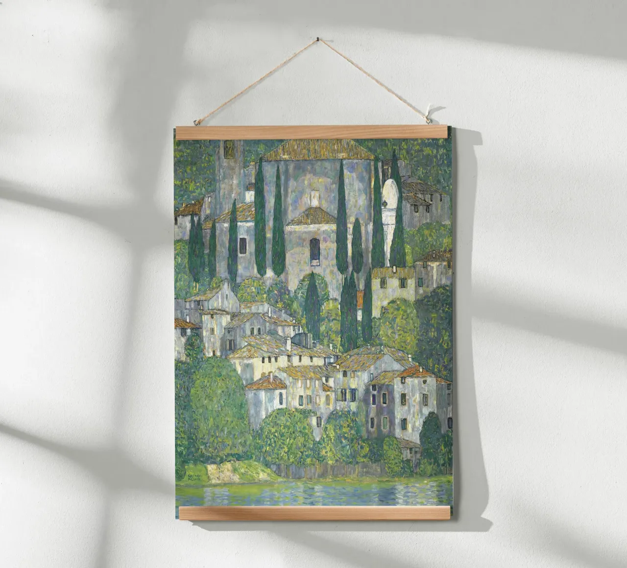 Klimts "Kerk in Cassone" - Pointillistisch, Landschap, Italië poster met aluminium frame van ClubArt