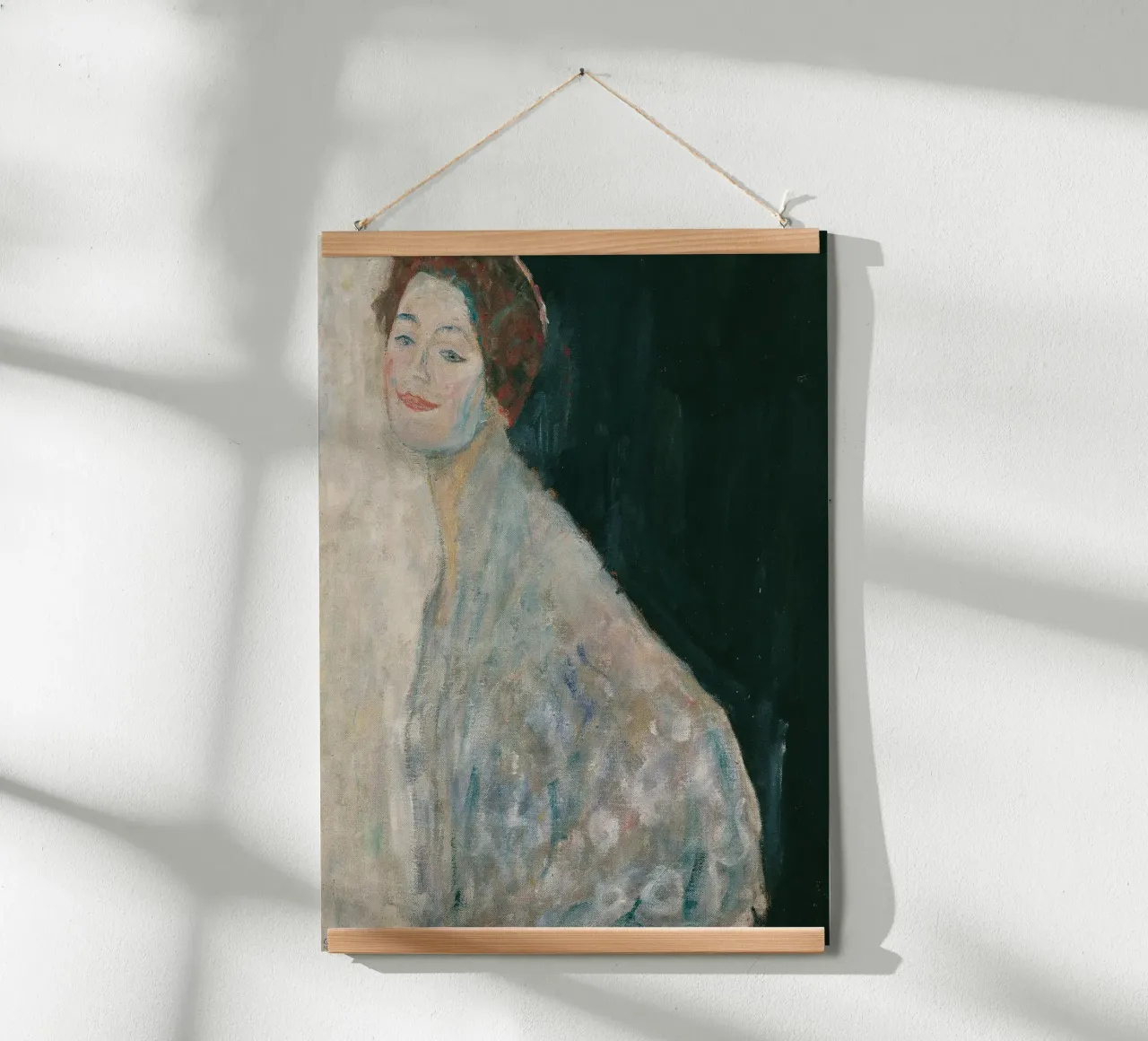 La "Dama in bianco" di Klimt - Modernismo, ritrattistica, espressività poster con telaio in legno da ClubArt