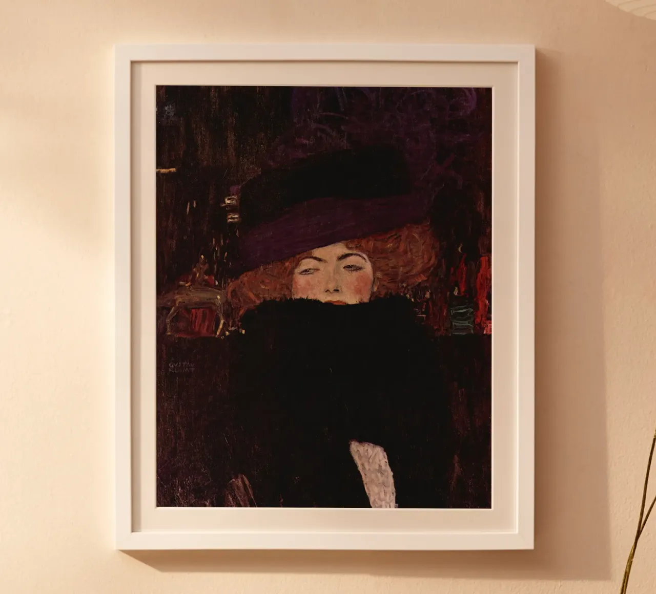 La "Signora con cappello e boa di piume" di Klimt - Modernista, ritratto poster con telaio in plastica da ClubArt