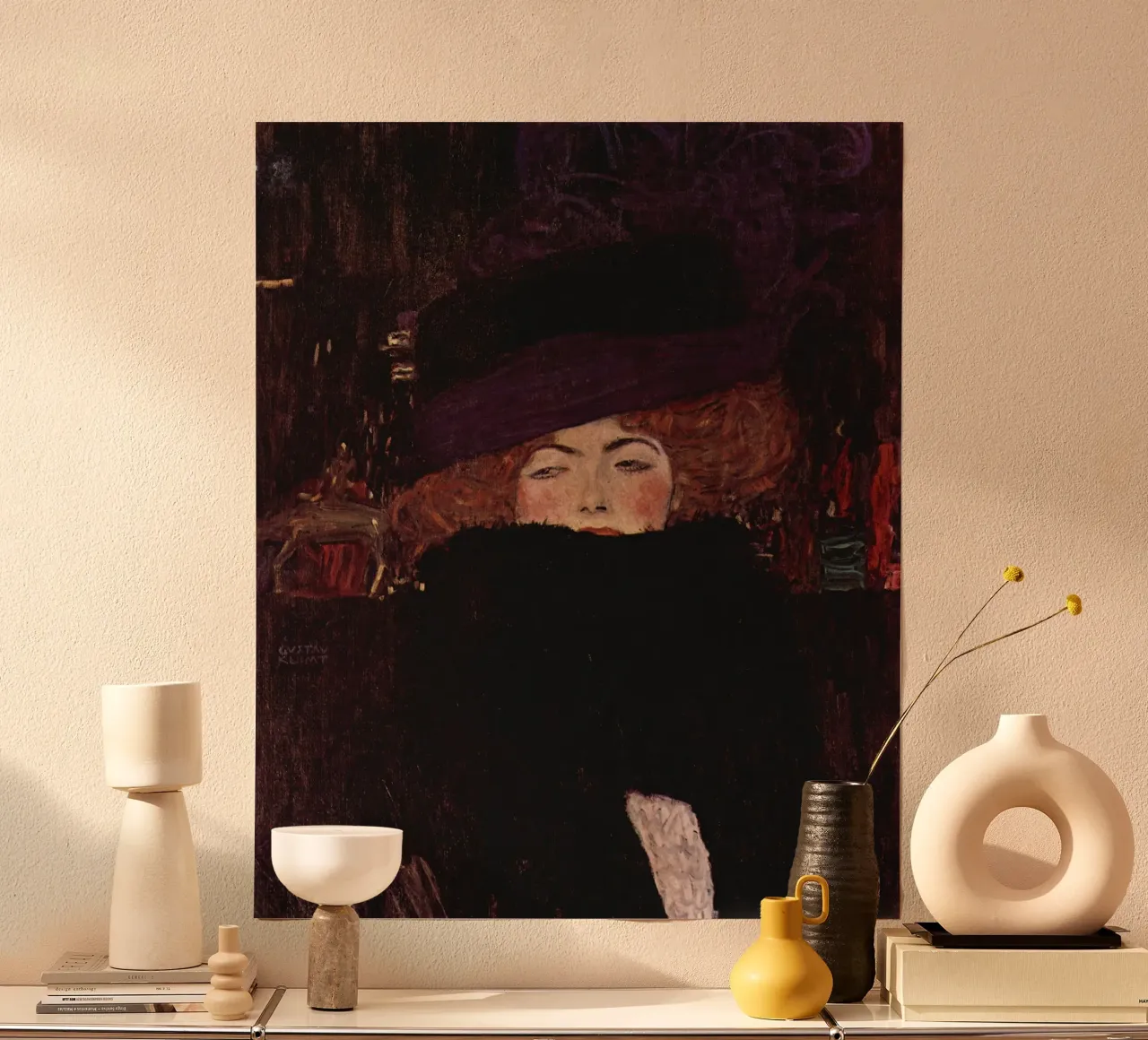La "Signora con cappello e boa di piume" di Klimt - Modernista, ritratto poster con telaio in plastica da ClubArt