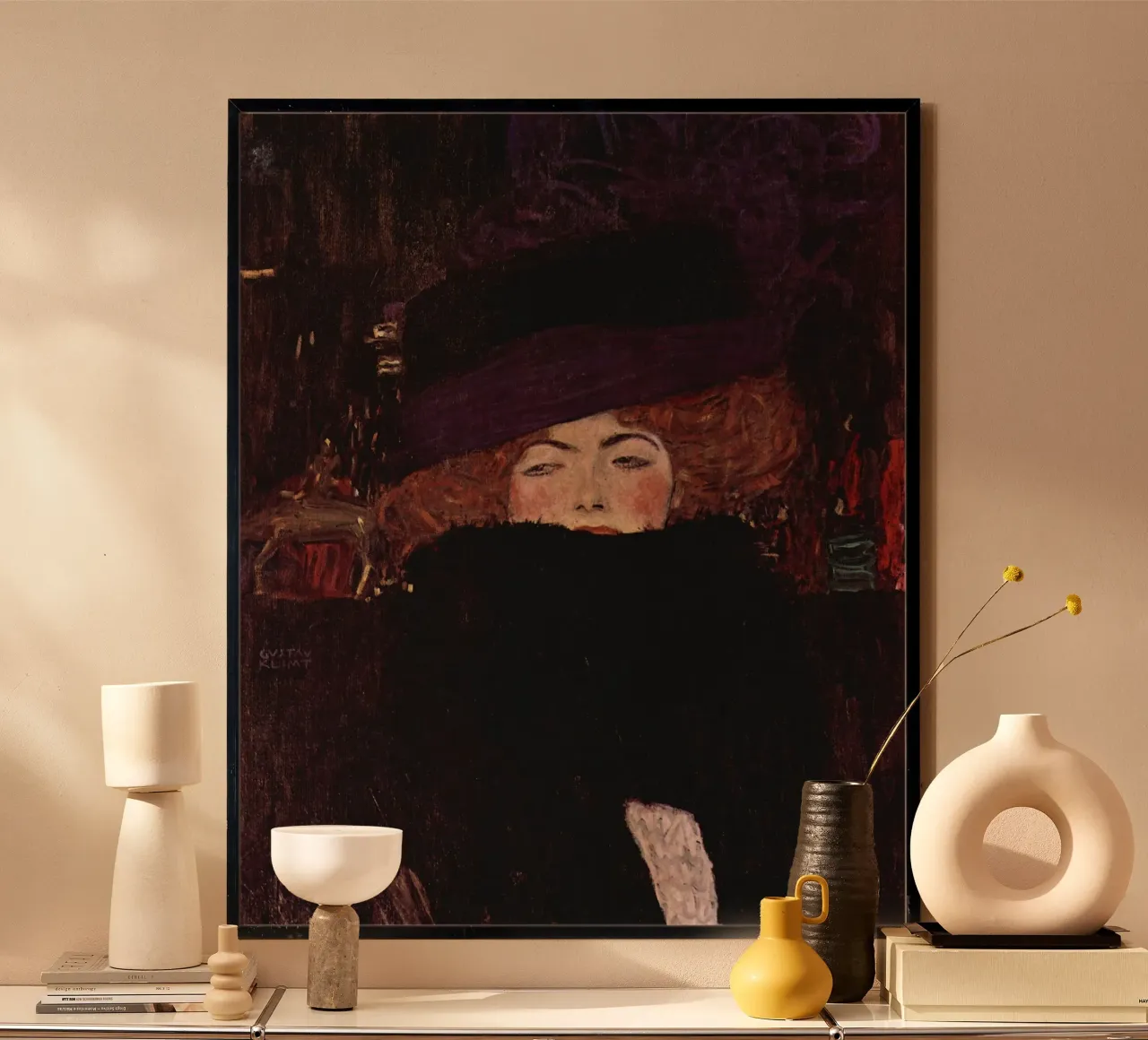 La "Signora con cappello e boa di piume" di Klimt - Modernista, ritratto poster con telaio in plastica da ClubArt