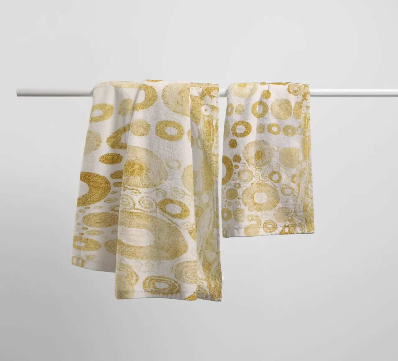 Geïnspireerd door Klimt - Gouden Abstract Patroon, Art Nouveau Luxe D badhanddoek van ClubArt
