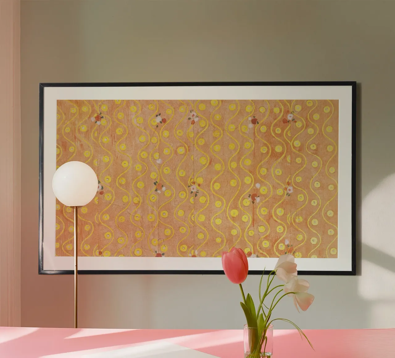 Ispirato a Klimt - Volute di pesca e oro, patch floreale Art Nouveau poster da ClubArt
