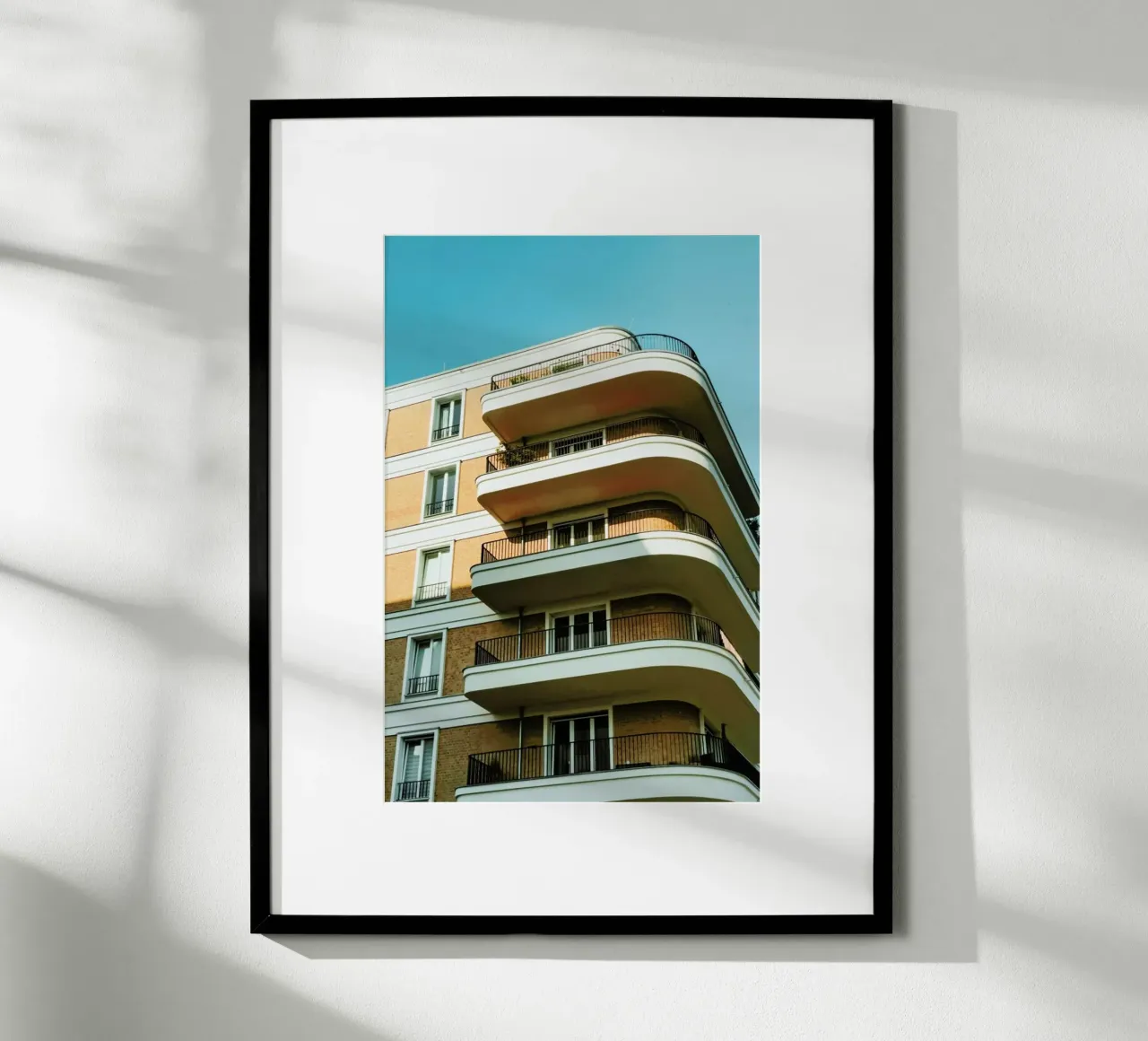 Sun Kissed Building poster con telaio in legno da Sebastian Hilgetag