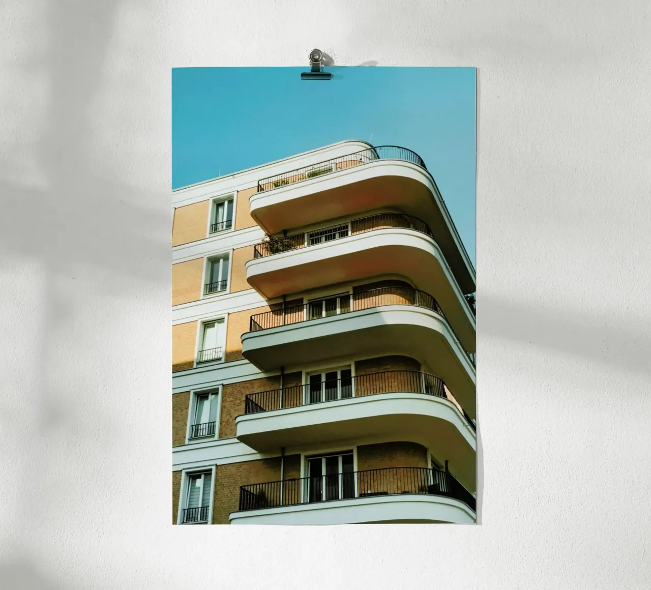 Sun Kissed Building poster con telaio in legno da Sebastian Hilgetag